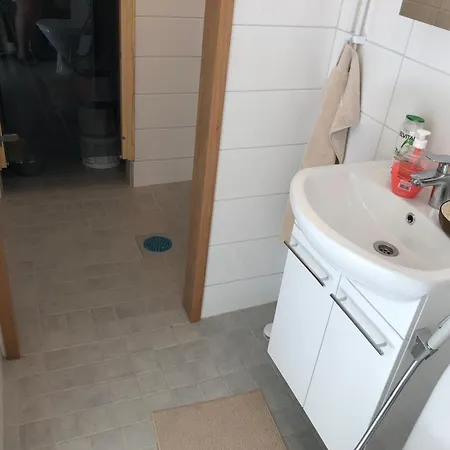 Viihtyisae Kalustettu Kaksio, Joka On Juuri Uusittu, Omakotitalon Alakerrassa Omalla Sisaeaenkaeynnillae Apartament