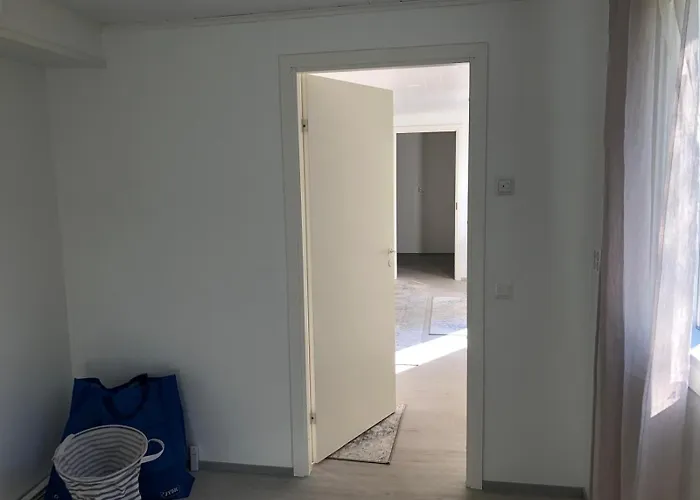 Viihtyisae Kalustettu Kaksio, Joka On Juuri Uusittu, Omakotitalon Alakerrassa Omalla Sisaeaenkaeynnillae * Πόρβο