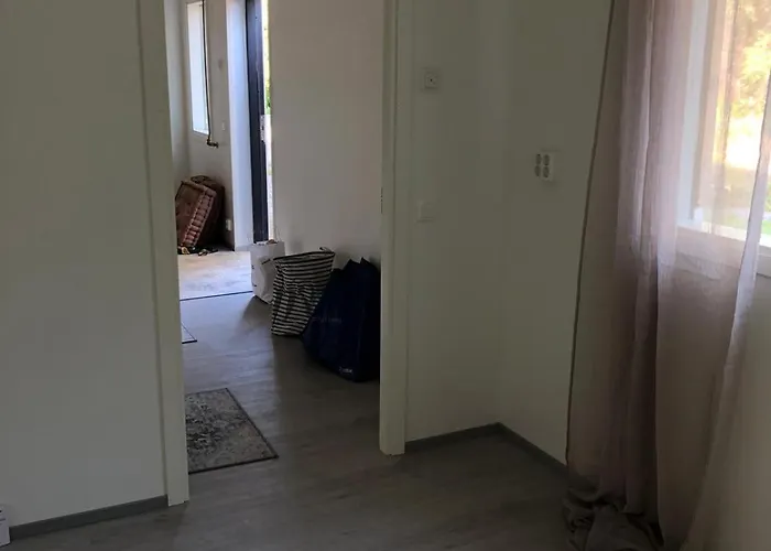 Διαμέρισμα Viihtyisae Kalustettu Kaksio, Joka On Juuri Uusittu, Omakotitalon Alakerrassa Omalla Sisaeaenkaeynnillae *