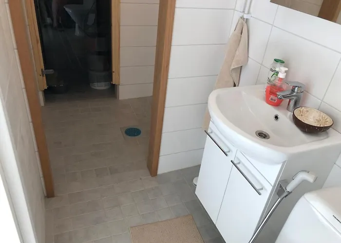 Viihtyisae Kalustettu Kaksio, Joka On Juuri Uusittu, Omakotitalon Alakerrassa Omalla Sisaeaenkaeynnillae Διαμέρισμα